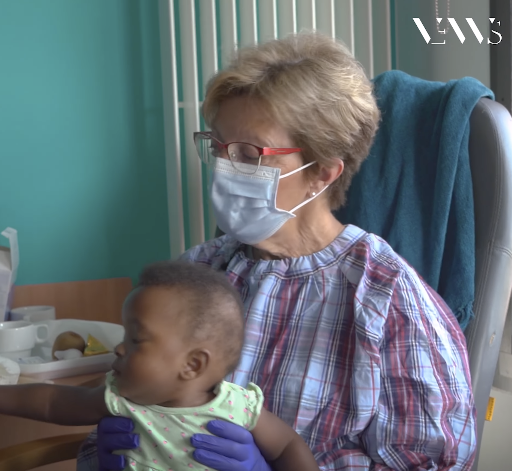 Francine est câlineuse de bébés